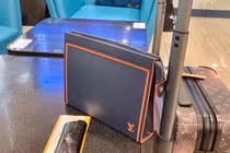 Vietnam Airlines nói gì khách VIP bỏ quên túi LV ở khoang hạng nhất... mất luôn đồ?