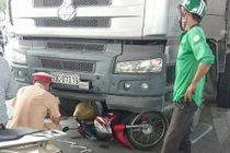 Hà Nội: Bị xe tải cuốn vào gầm, người phụ nữ tử vong