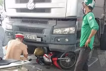 Hà Nội: Bị xe tải cuốn vào gầm, người phụ nữ tử vong