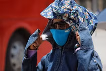 Ảnh: Nắng nóng gay gắt, người Hà Nội mặc như "Ninja" ra đường