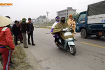 Hình ảnh đẹp CSGT Hà Nội giúp đỡ người tai nạn đầu năm mới