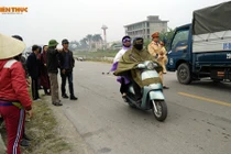 Hình ảnh đẹp CSGT Hà Nội giúp đỡ người tai nạn đầu năm mới