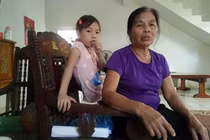 Nằm ngoài bán kính đền bù 1m, gia đình quanh năm ngửi mùi rác thải