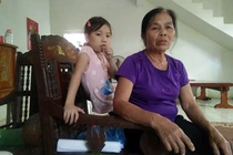 Nằm ngoài bán kính đền bù 1m, gia đình quanh năm ngửi mùi rác thải