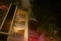 Hà Nội: Quán karaoke 4 tầng bốc cháy ngùn ngụt trong đêm