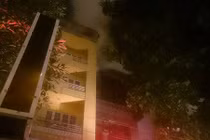 Hà Nội: Quán karaoke 4 tầng bốc cháy ngùn ngụt trong đêm
