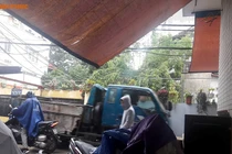 Xe tải “quần nát” khu dân cư: Chính quyền có đang làm ngơ?