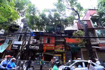 Hiện trường tan hoang vụ cháy 19 ngôi nhà trên đường Đê La Thành