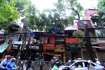 Hiện trường tan hoang vụ cháy 19 ngôi nhà trên đường Đê La Thành