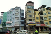 Chùm ảnh: Nhà siêu mỏng trên đường “cong mềm mại” ở Hà Nội