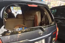 Lạ lùng thanh niên đánh tài xế ô tô giữa đường Hà Nội