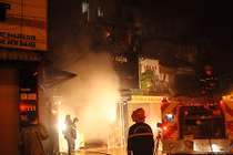 HN: Khu tập thể cháy lớn, nhiều người mắc kẹt