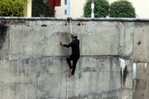 Ảnh: Dân liều mạng đu dây xuống đập thủy điện Hòa Bình câu cá