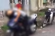 Bí ẩn nam thanh niên chết gục trên xe máy mới tinh