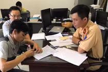 Tài xế taxi lao vào đường xe ưu tiên đến công an trình diện