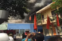 Hà Nội: Lửa cháy dữ dội công ty trên đường Trường Chinh
