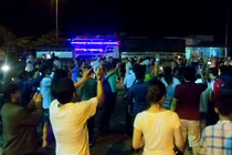 Sau chỉ đạo của Thủ tướng, dân xuống đường ăn mừng ở trạm BOT Cai Lậy