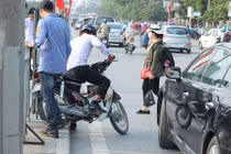 Nghỉ lễ 30/4: Xe ôm lao qua dải phân cách chở khách ra bến