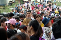 Nghỉ lễ 30/4, hàng nghìn người chen lấn nghẹt thở vào vườn thú
