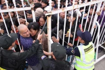 Xã hội còn không biết xếp hàng, còn lâu mới đến được văn minh