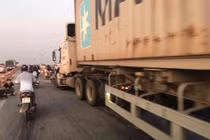 Container húc bay người đi xe máy xuống cầu Thanh Trì