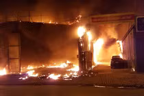 Cận cảnh khói lửa bao trùm xưởng sửa chữa ô tô giữa đêm ở HN