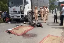 Hòa Bình: Xe máy va chạm ô tô, hai người tử vong