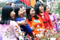 Hội chị em đua nhau “tự sướng” ở lễ hội hoa hồng Bulgaria ngày 8/3