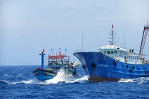 Một tàu cá Việt Nam bị 3 tàu Trung Quốc truy đuổi trên biển Đông