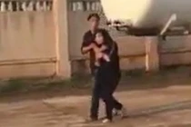 Công an rượt đuổi 3km bắt kẻ dùng dao khống chế cô gái