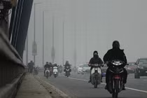 Ảnh: Hà Nội “biến” thành SaPa, sương mù che kín nhà cao tầng