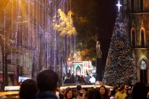 Người Hà Nội rộn ràng ra đường đón Giáng sinh 2016