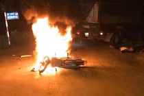 Kinh hoàng xe máy đâm xe tải, hai anh em sinh đôi thương vong