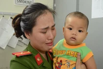 Nghẹn ngào giây phút công an Mỹ Đình 2 chia tay bé trai bị bỏ rơi