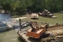 Cận cảnh cần cẩu gãy đôi khi giải cứu xe tải vụ sập cầu ở Đồng Tháp