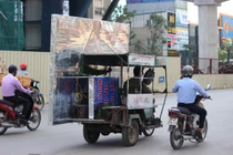 Cảnh hãi hùng xe chở hàng cồng kềnh nguy hiểm trên phố Hà Nội