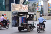 Cảnh hãi hùng xe chở hàng cồng kềnh nguy hiểm trên phố Hà Nội