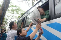 Khoảnh khắc người thân bịn rịn tiễn tân binh nhập ngũ ở Hà Nội