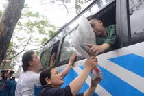 Khoảnh khắc người thân bịn rịn tiễn tân binh nhập ngũ ở Hà Nội