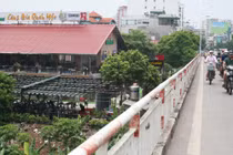 “Qua mặt” phường, quán nhậu xây dựng trên hành lang thoát lũ sông Hồng?