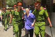 Cái kết thích đáng cho gã trai hành hạ cả nhà người yêu