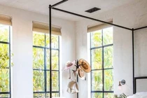 Nhà nhỏ đẹp “không góc chết” nhờ lắp đặt cửa sổ kính từ sàn đến trần