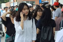 Ảnh: Sĩ tử ra khỏi phòng thi sớm, tự tin đạt điểm 10 Ngoại ngữ