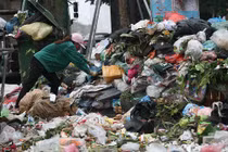 Rác thải chất thành “núi" bốc mùi hôi thối bủa vây phố phường Hà Nội