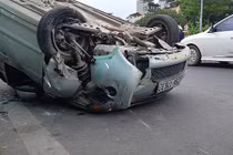 Ô tô đâm rào chắn xe buýt, lật phơi bụng giữa đường Hà Nội