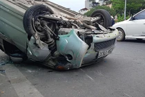Ô tô đâm rào chắn xe buýt, lật phơi bụng giữa đường Hà Nội