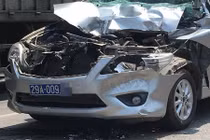 Tai nạn khiến ô tô biển xanh “nát đầu” ở Vĩnh Phúc