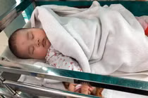 Bé gái 3 tháng tuổi bị bỏ rơi đúng ngày 8/3