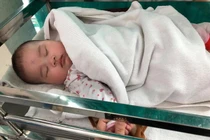 Bé gái 3 tháng tuổi bị bỏ rơi đúng ngày 8/3