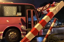 Bất chấp xông lên cầu vượt thép, ô tô 45 chỗ gây họa ở Hà Nội